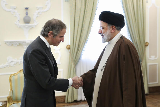 Rafael Grossi, director general of the International Atomic Energy Agency, and Iranian President Ebrahim Raissi in Tehran on March 4, 2023.