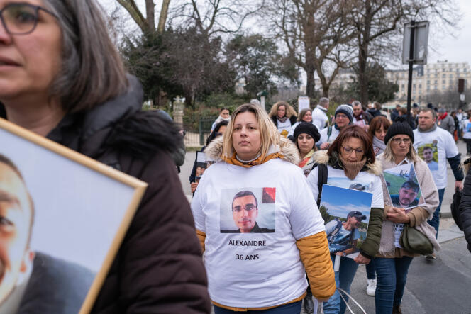 Las familias se dirigen hacia el ministerio durante un mitin en homenaje a los muertos en el trabajo organizado por el Colectivo familias: detengan la muerte en el trabajo, frente al ministerio de trabajo, en París, el 4 de marzo de 2023.