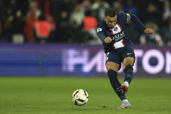 Avec ce but inscrit du pied gauche dans le temps additionnel du match face à Nantes, Kylian Mbappé est devenu le meilleur buteur de l’histoire du PSG, au Parc des Princes, à Paris, le 4 mars 2023.