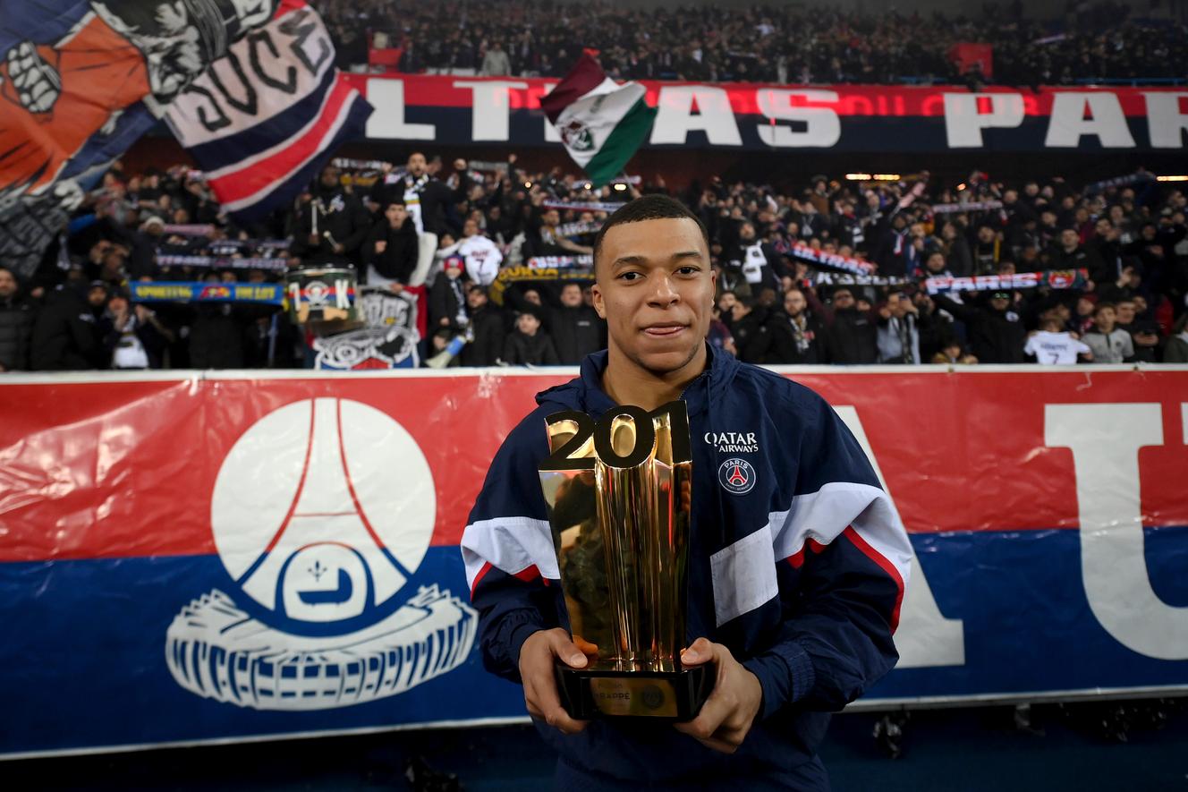 Kylian Mbappé posa con un trofeo al mejor goleador de la historia del Paris Saint-Germain, en el Parc des Princes, el 4 de marzo de 2023.