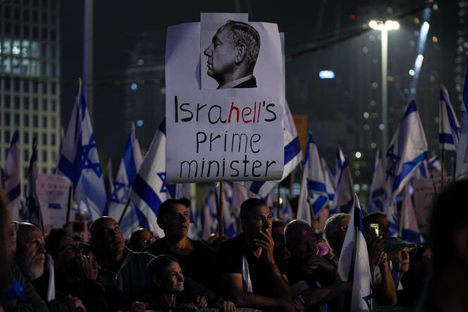 Une banderole représentant le premier ministre israélien, Benyamin Nétanyahou, lors d’une manifestation contre les projets de son nouveau gouvernement de refonte du système judiciaire, à Tel Aviv, Israël, le 4 mars 2023.