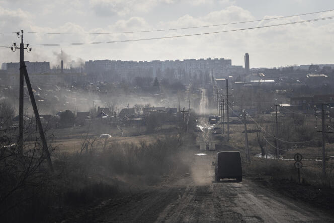 Una furgoneta de la policía ucraniana en ruta para evacuar a civiles cerca de Bakhmout, Ucrania, el sábado 4 de marzo de 2023. (Foto AP/Eugeny Maloletka)