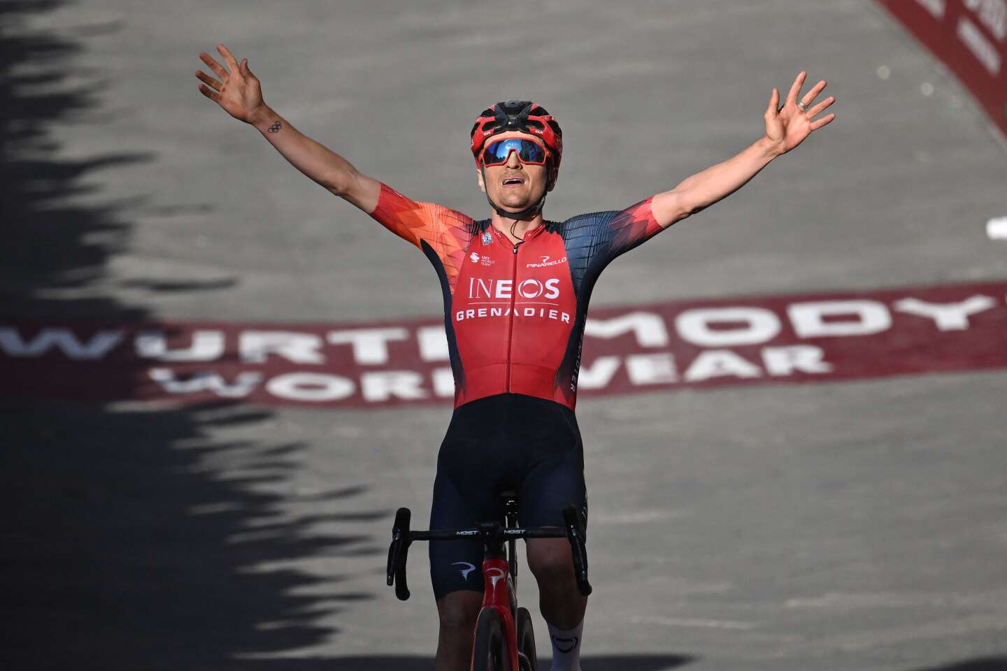Thomas Pidcock wins the Strade Bianche ahead of Valentin Madouas