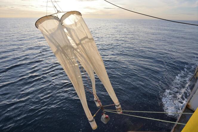 Mise à l’eau d’un filet à plancton WP2, dans l’océan Atlantique. 