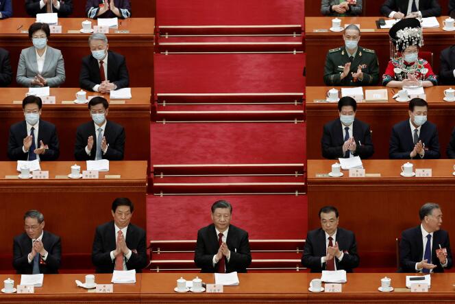 Xi Jinping, au centre, avec, à sa gauche, le premier ministre sortant, Li Keqiang, et le vice-premier ministre, Li Zhanshu, et, à sa droite, Wang Yang, président sortant de la commission consultative du peuple chinois, et Li Qiang, secrétaire général du PCC à Shanghaï et membre du comité permanent qui doit être nommé au poste de premier ministre, à Pékin, dimanche 5 mars 2023.
