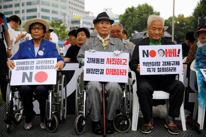 Lee Choon-shik, a victim of wartime forced labor during the Japanese colonial period, holds a banner that reads 