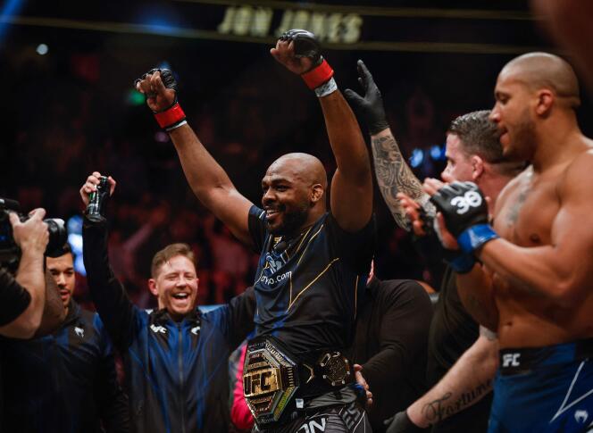 Jon Jones derrotó a Ciryl Gane en la primera ronda para ganar el cinturón de peso pesado de UFC el sábado 4 de marzo de 2023 en Las Vegas, EE. UU.
