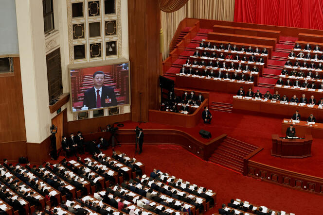 L’image de Xi Jinping diffusée sur un écran pendant le discours du premier ministre Li Keqiang lors de la session d’ouverture de l’Assemblée populaire nationale, à Pékin, en Chine, le 5 mars 2023.