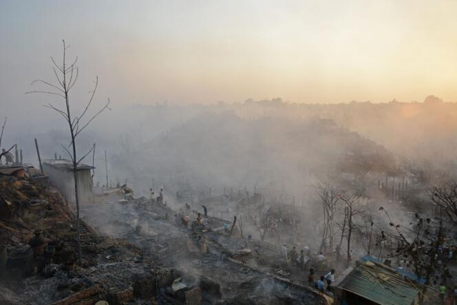 Vuur brandt op 5 maart 2023 2.000 schuilplaatsen af ​​in het vluchtelingenkamp Balukhali, Ojia.