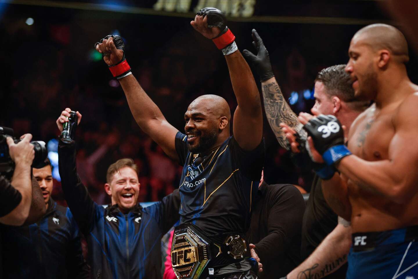 the French Ciryl Gane quickly beaten by the American Jon Jones, crowned UFC heavyweight champion