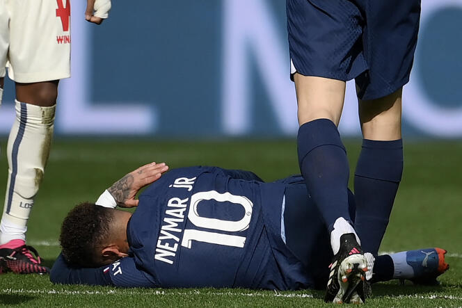 El 19 de febrero de 2023, Neymar sufrió una lesión en el tobillo durante el partido de la Ligue 1 entre el Paris Saint-Germain y el Lille, en el Parc des Princes de París.