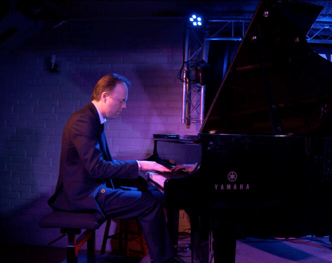 Pianist Laurent Courthaliac in concert, in 2022, at Sunset-Sunside, in Paris.