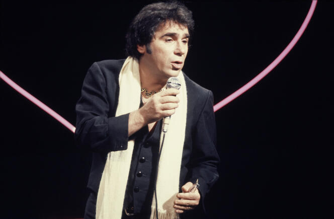 Claude Nougaro, on stage, in the mid-1970s, in Beaune (Côte-d'Or).