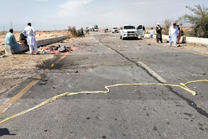 Agentes de seguridad examinan el sitio después de un ataque suicida contra un camión de la policía cerca de Dhadar, la principal ciudad del distrito de Kachhi, a unos 120 km al sureste de Quetta, en la provincia de Baluchistán, el 6 de marzo de 2023. 