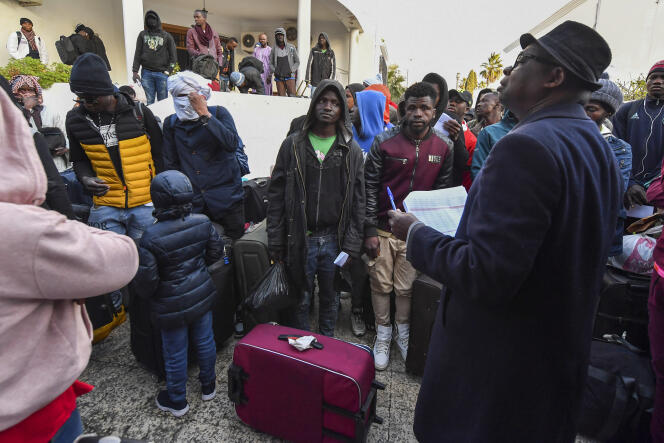 El cónsul de Malí consulta las listas de migrantes subsaharianos para ser repatriados a sus países de origen, en Túnez, el 4 de marzo de 2023.