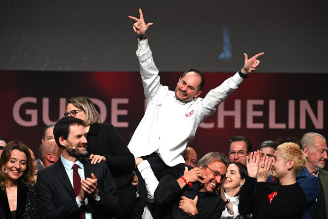 Durante la ceremonia de entrega de premios de la guía Michelin el 6 de marzo de 2023 en Estrasburgo, el chef Alexandre Couillon celebra su tercera estrella.