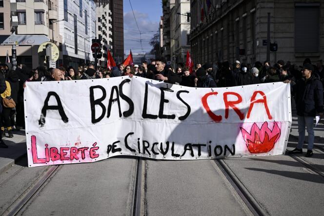 Manifestación contra los centros de detención administrativa y la ley de inmigración encabezada por el Ministro del Interior, Gérald Darmanin, en Lyon, 18 de febrero de 2023. 