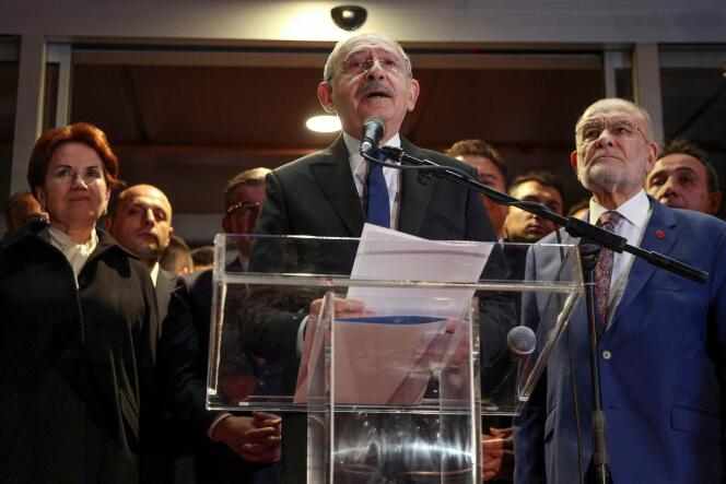 Kemal Kilicdaroglu, leider van de Republikeinse Volkspartij, spreekt na bevestiging van zijn kandidatuur voor de Turkse oppositie tussen Meral Aksener (links) en Temel Karamollaoglu (rechts), in Ankara op 6 maart 2023.