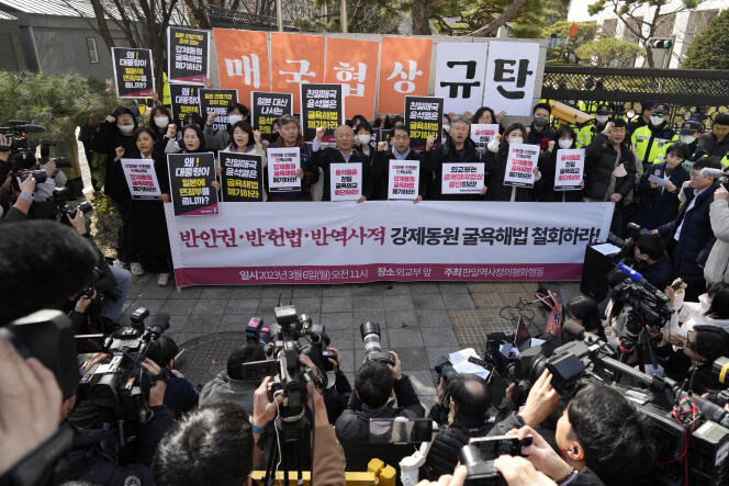Miembros de grupos cívicos se manifiestan frente al Ministerio de Relaciones Exteriores en Seúl contra el anuncio del gobierno de Corea del Sur de un plan de compensación por trabajos forzados el 6 de marzo de 2023.