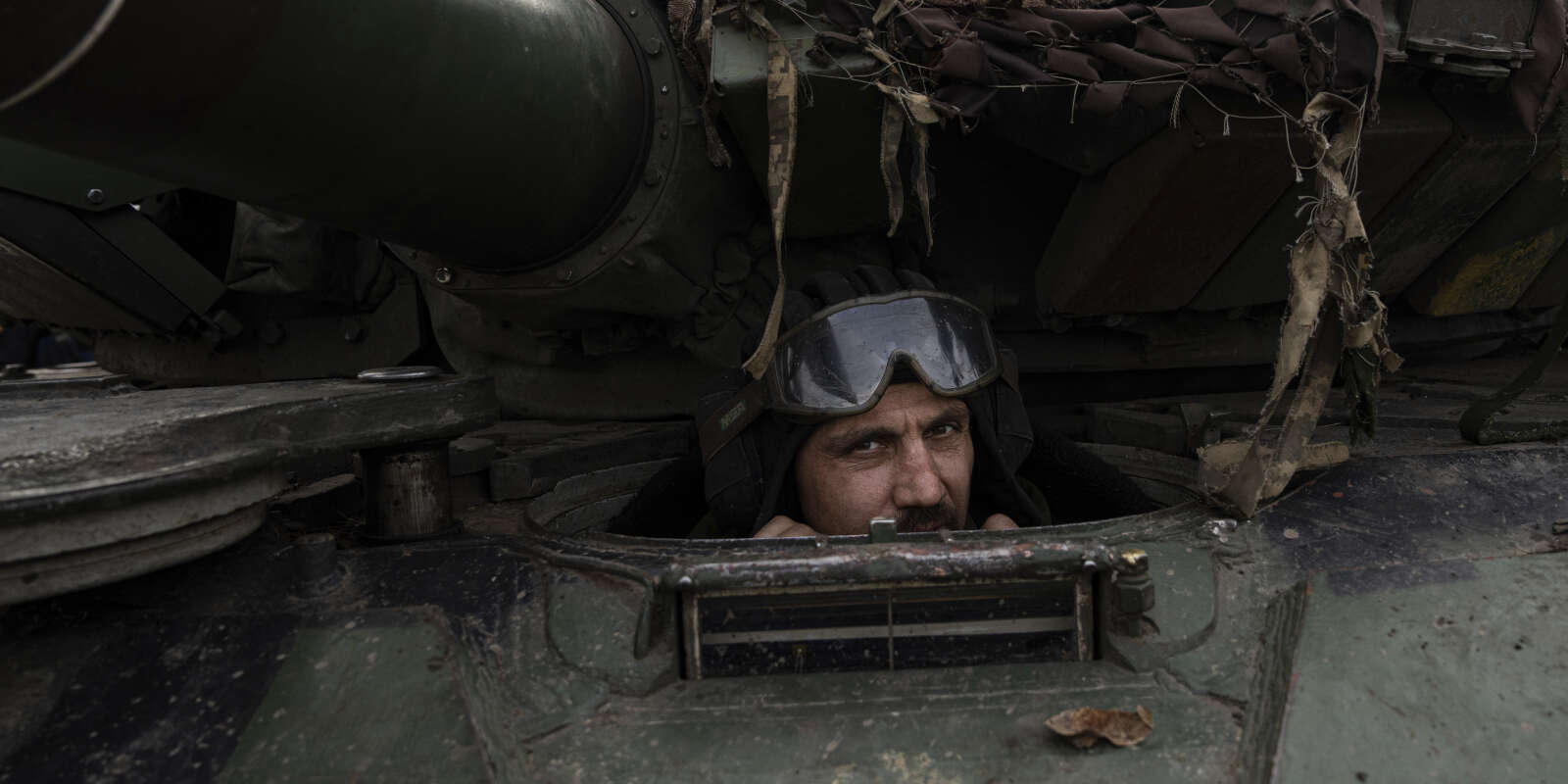 Un tankiste ukrainien sur la ligne de front, à proximité de Bakhmout, lundi 6 mars. (AP Photo/Evgeniy Maloletka)