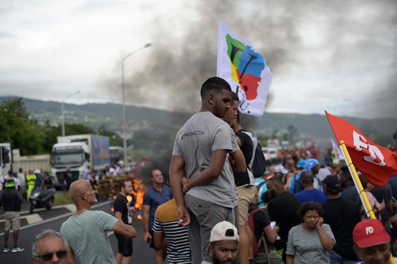 Sur le rond-point de Gillot, près de l’aéroport Roland-Garros à Saint-Denis (La Réunion), un barrage filtrant est organisé en travers de la route nationale, le 7 mars 2023.