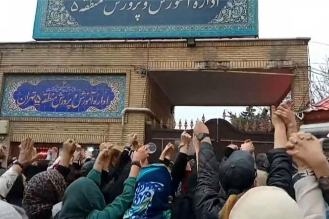 Las familias se reúnen frente a un edificio del Ministerio de Educación en Teherán tras el envenenamiento de estudiantes el 4 de marzo de 2023. 