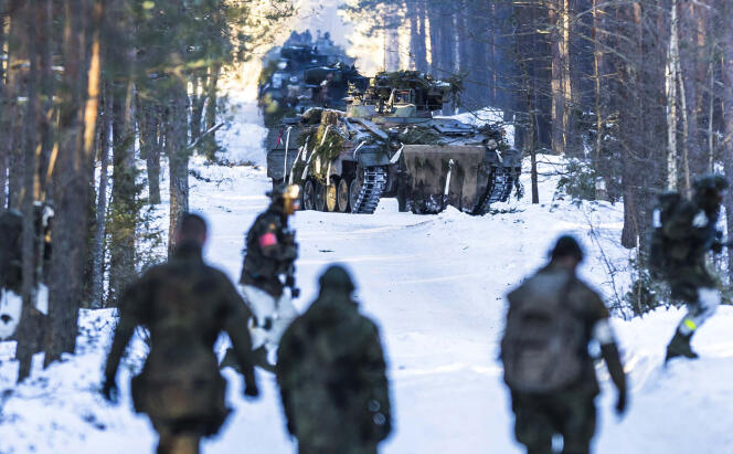 Sur cette photo fournie par le ministère lituanien de la défense nationale, des soldats de la Bundeswehr allemande du bataillon de présence avancée renforcée de l’OTAN participent à un exercice militaire lors d’une visite du ministre allemand de la défense, Boris Pistorius, au champ d’entraînement de Pabrade, à environ 60 km (38 miles) au nord de Vilnius, Lituanie, le 7 mars 2023.