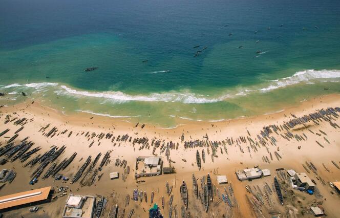 Des pirogues de pêcheurs, le long des côtes du Sénégal.