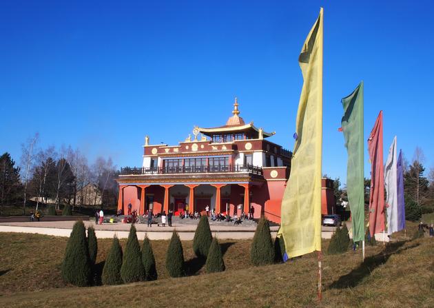 Le temple bouddhiste de Dhagpo Kundreul Ling, près de Biollet.