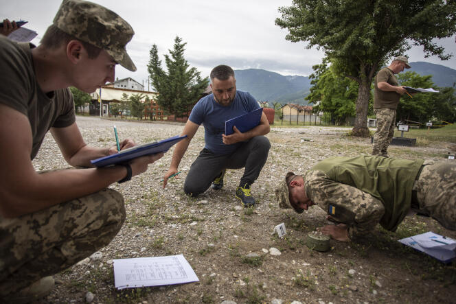Des démineurs de l’armée ukrainienne lors d’une formation à Pec (Kosovo), le 9 juin 2022.
