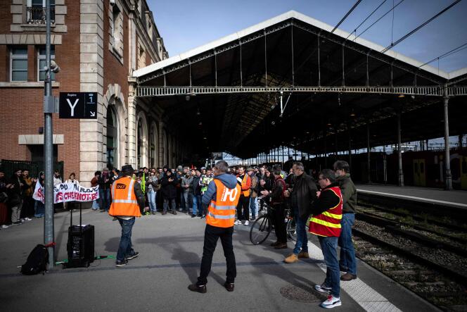 Una asamblea general de huelguistas en la estación de Matabiau en Toulouse el 7 de marzo.