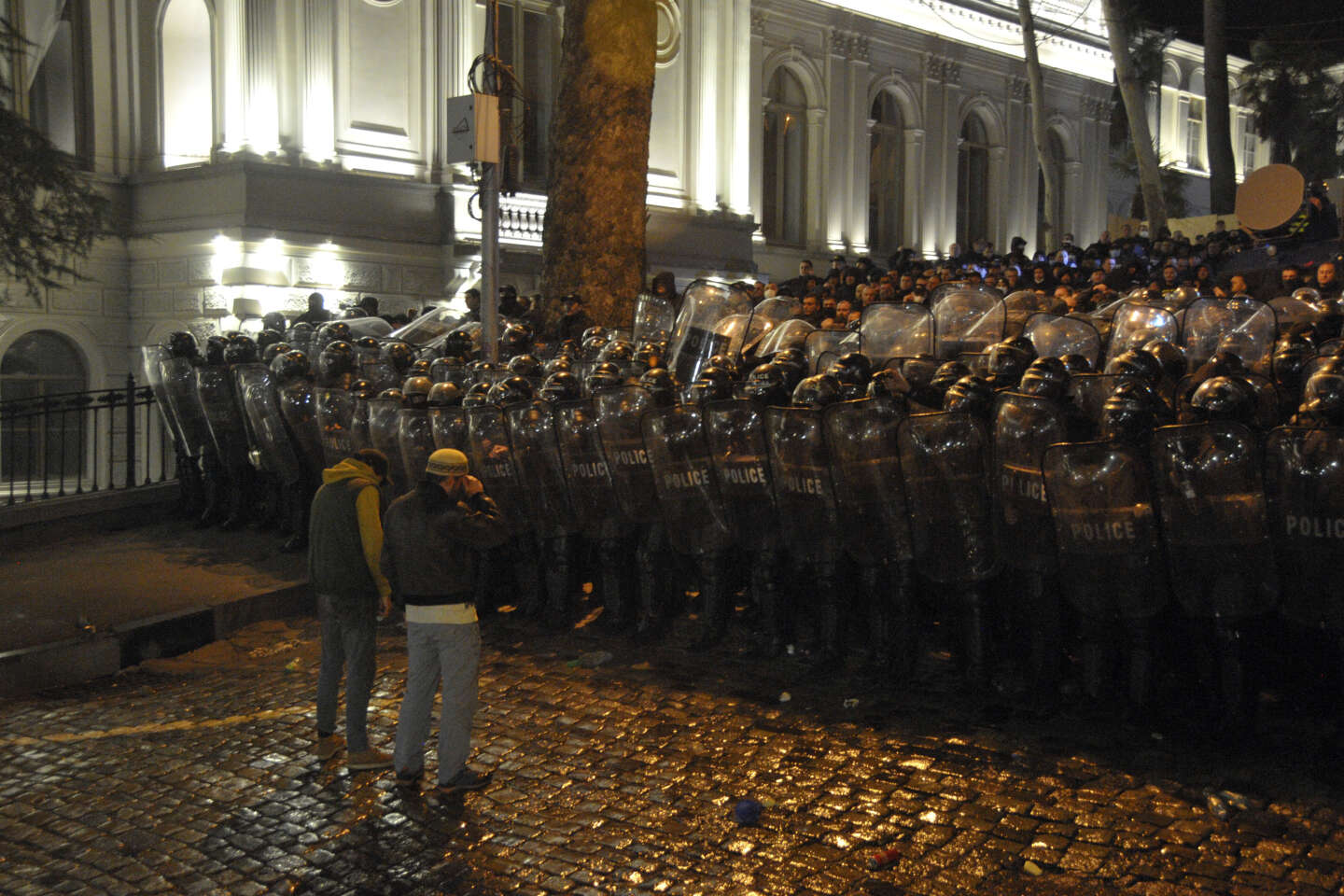 Migliaia di manifestanti a Tbilisi contro la legge “agenti stranieri”.