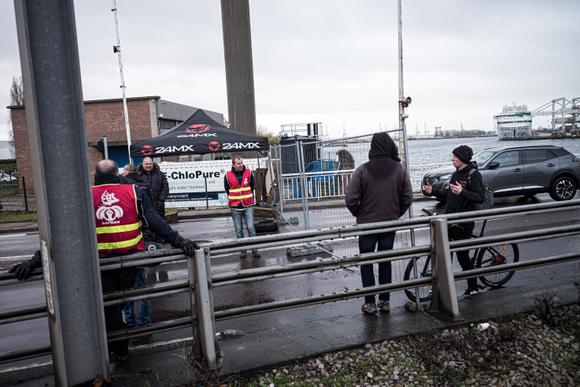 Bloqueo de la zona industrial portuaria de Le Havre, por parte de la CGT Safran, como parte de la movilización contra la reforma de las pensiones. Un ciclista intenta negociar, sin éxito, el paso, 8 de marzo de 2023
