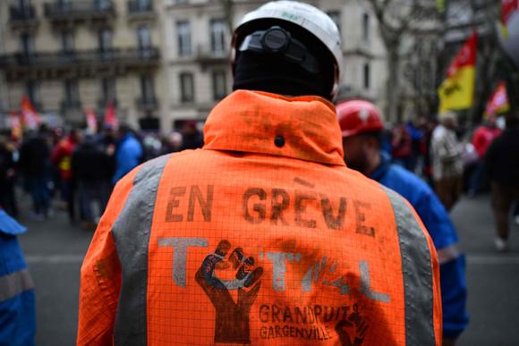 Un manifestante de la compañía energética y petrolera Total durante una manifestación en París el 7 de marzo de 2023.