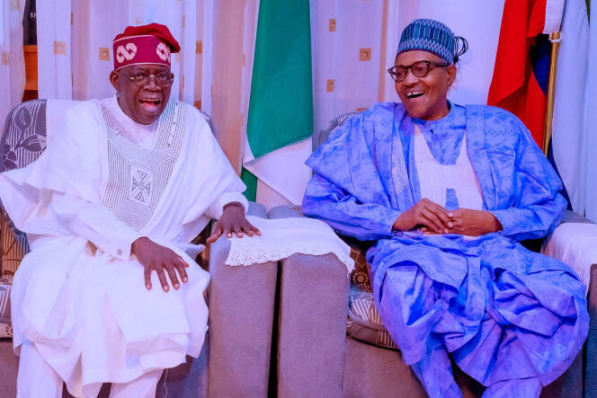 El presidente de Nigeria, Muhammadu Buhari (izquierda), recibe al ganador de las elecciones presidenciales de 2023, Bola Tinubu, en Daura el 1 de marzo de 2023.