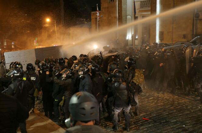 La police géorgienne utilise un canon à eau pour disperser des manifestants devant le Parlement lors d’un rassemblement contre un projet de loi sur les « agents étrangers », à Tbilissi, le 8 mars 2023. 