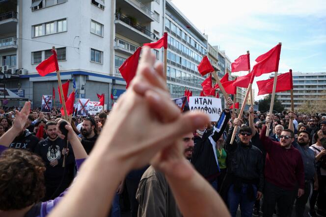 Manifestación tras el fatal choque de dos trenes, cerca de la ciudad de Larissa, en Atenas, Grecia, el 8 de marzo de 2023. 