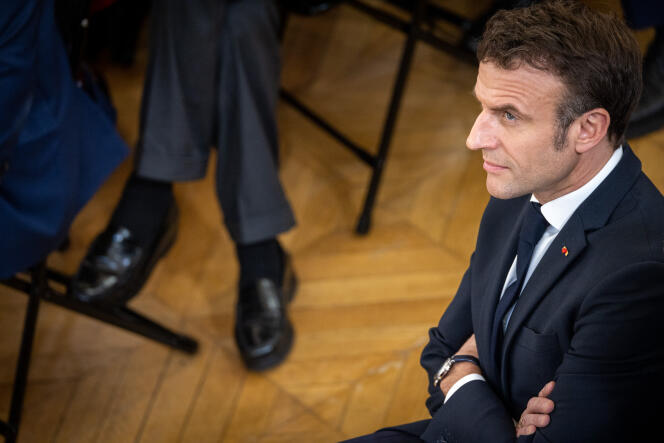 Emmanuel Macron, lors de l'hommage national à Gisèle Halimi, dans le prétoire de la première chambre de la cour d'appel de Paris, le 8 mars 2023.