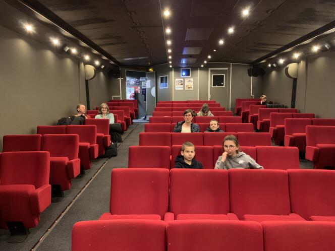 This truck trailer converted into a cinema can accommodate up to 80 spectators, offering three shows a day.