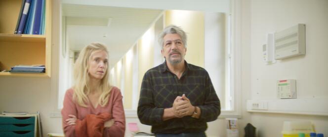 Marie (Léa Drucker) et Alain (Alain Chabat) dans « Incroyable mais vrai » (2022), de Quentin Dupieux.