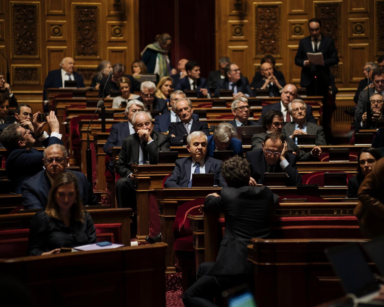 En el centro, el senador Roger Karoutchi durante las preguntas de actualidad al gobierno en el Senado, en París, el 8 de marzo de 2023. KAMIL ZIHNIOGLU PARA