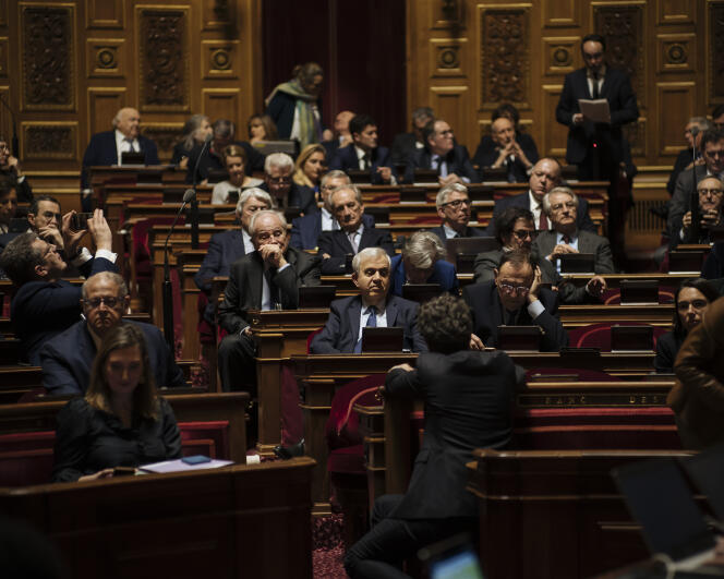 En el centro, el senador (Les Républicains) de Hauts-de-Seine Roger Karoutchi, durante preguntas de actualidad al gobierno, en el Palacio de Luxemburgo, en París, el 8 de marzo de 2023.
