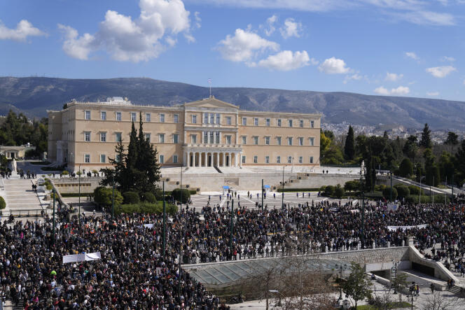 Des manifestants rassemblés devant le Parlement sur la place Syntagma lors d’une manifestation en faveur des victimes d’une catastrophe ferroviaire, dans le centre d’Athènes, le mercredi 8 mars 2023.
