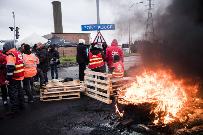 Des syndicalistes CGT de l’entreprise Safran bloquent l’accès au Pont rouge, dans la zone industrielle portuaire, dans le cadre de la mobilisation contre la réforme des retraites, au Havre (Seine-Maritime), le 8 mars 2023.