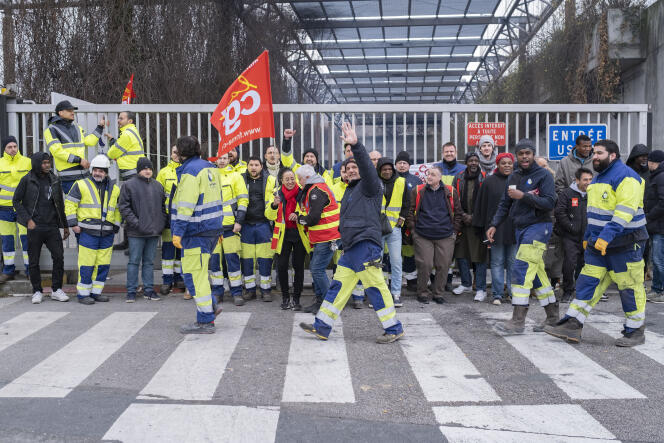 Garbage collectors picket against the pension reform at the Urbaser Energie incineration plant in Issy-les-Moulineaux (Hauts-de-Seine), March 7, 2023.