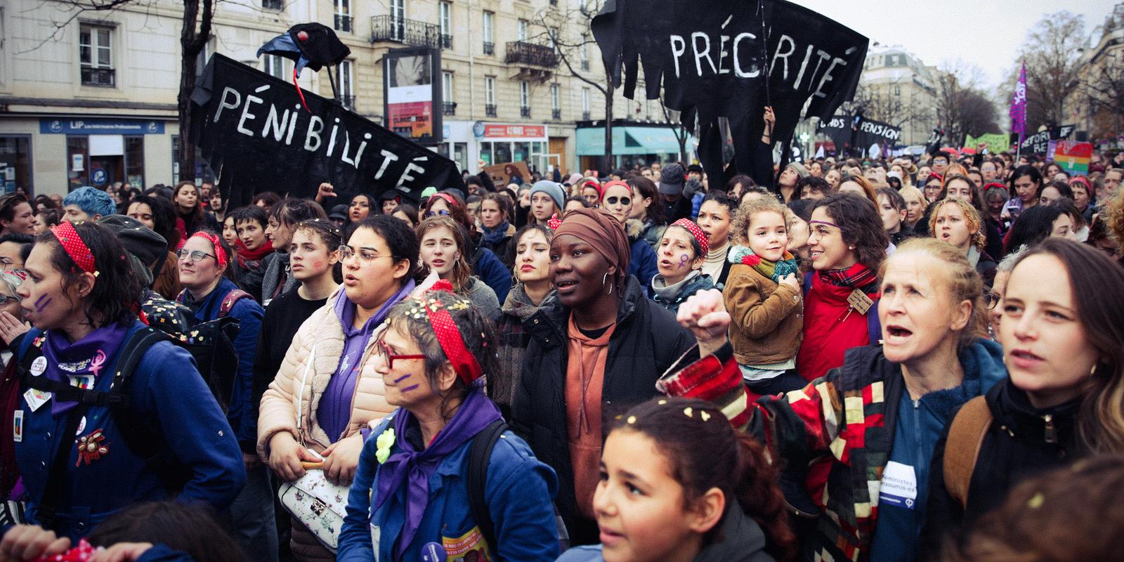 Le collectif féministes les « Rosies » dans le cortège de la manifestation parisienne du 8 mars 2023, pour défendre les droits des femmes et s’opposer à la réforme des retraites.