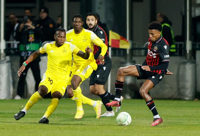 Niçois Hicham Boudaoui (camiseta de rayas negras y rojas) en acción contra el Sheriff Tiraspol, en Chisinau, Moldavia, 9 de marzo de 2023.