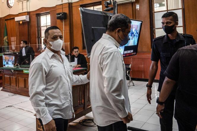 Suko Sutrisno et Abdul Haris assistent à leur procès au tribunal de Surabaya, le 9 mars 2023. 