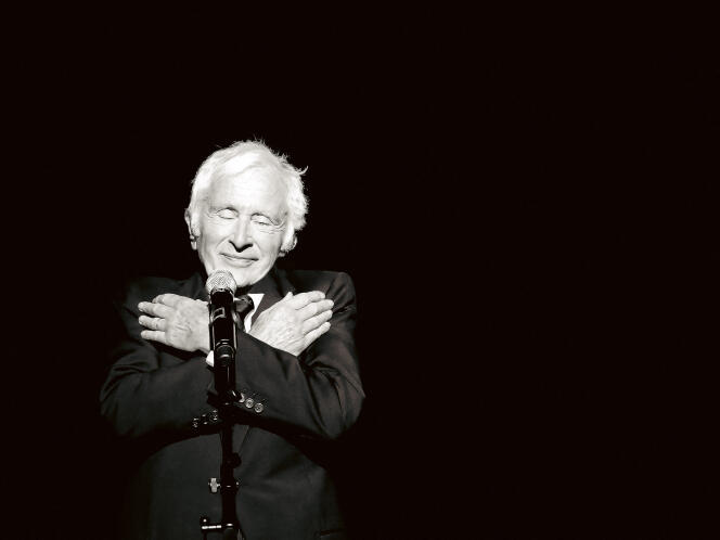 Marcel Amont sur scène, lors de son concert à l'Alhambra à l'occasion de son 90e anniversaire, à Paris, le 2 avril 2019. 
