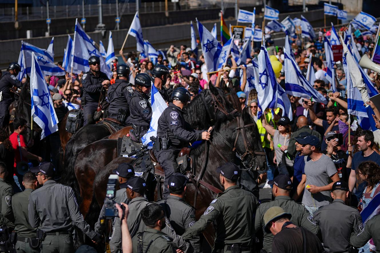 La policía montada intenta dispersar a los manifestantes que bloquean una carretera durante una manifestación contra la reforma de la institución judicial de Binyamin Netanyahu, en Tel Aviv, el 9 de marzo de 2023.